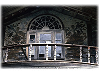 Росписной фронтон с фальшивым полуциркульным окном с лучевой расстекловкой