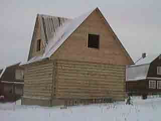 Фото деревянного дома из бревна в лапу