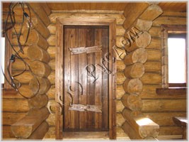 Декоративная забривка перерубов внутри сруба. Дверь на улицу, сделана в старорусском стиле