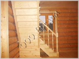 Фотография деревянной лестницы в рубленом доме