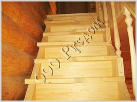 Фотография деревянной лестницы для ограниченного пространства