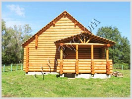 Фотография сруба деревянного дома с верандой