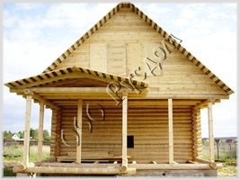 Фотография сруба дачного дома с выносом под веранду